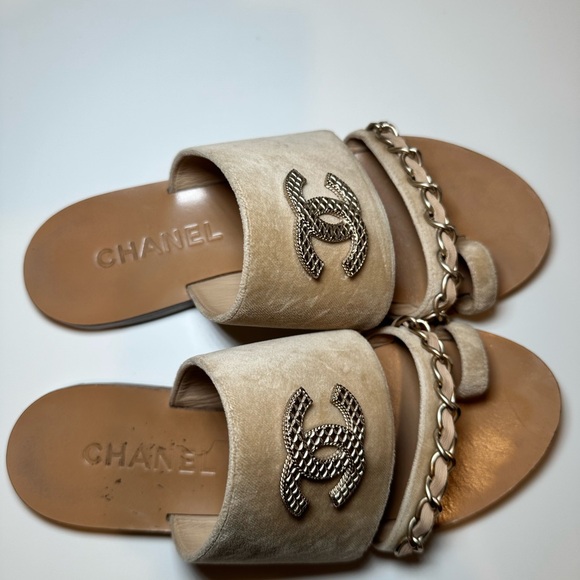 CHANEL
Beige Velvet CC Chain Flat Sandals Size 38C - Picture 4 of 6